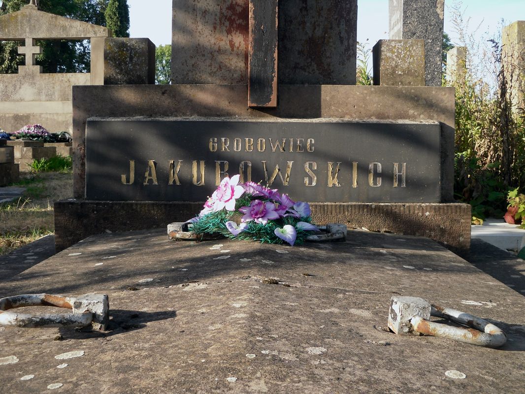 Fragment grobowca rodziny Jakubowskich, cmentarz w Tarnopolu, stan z 2016 r.