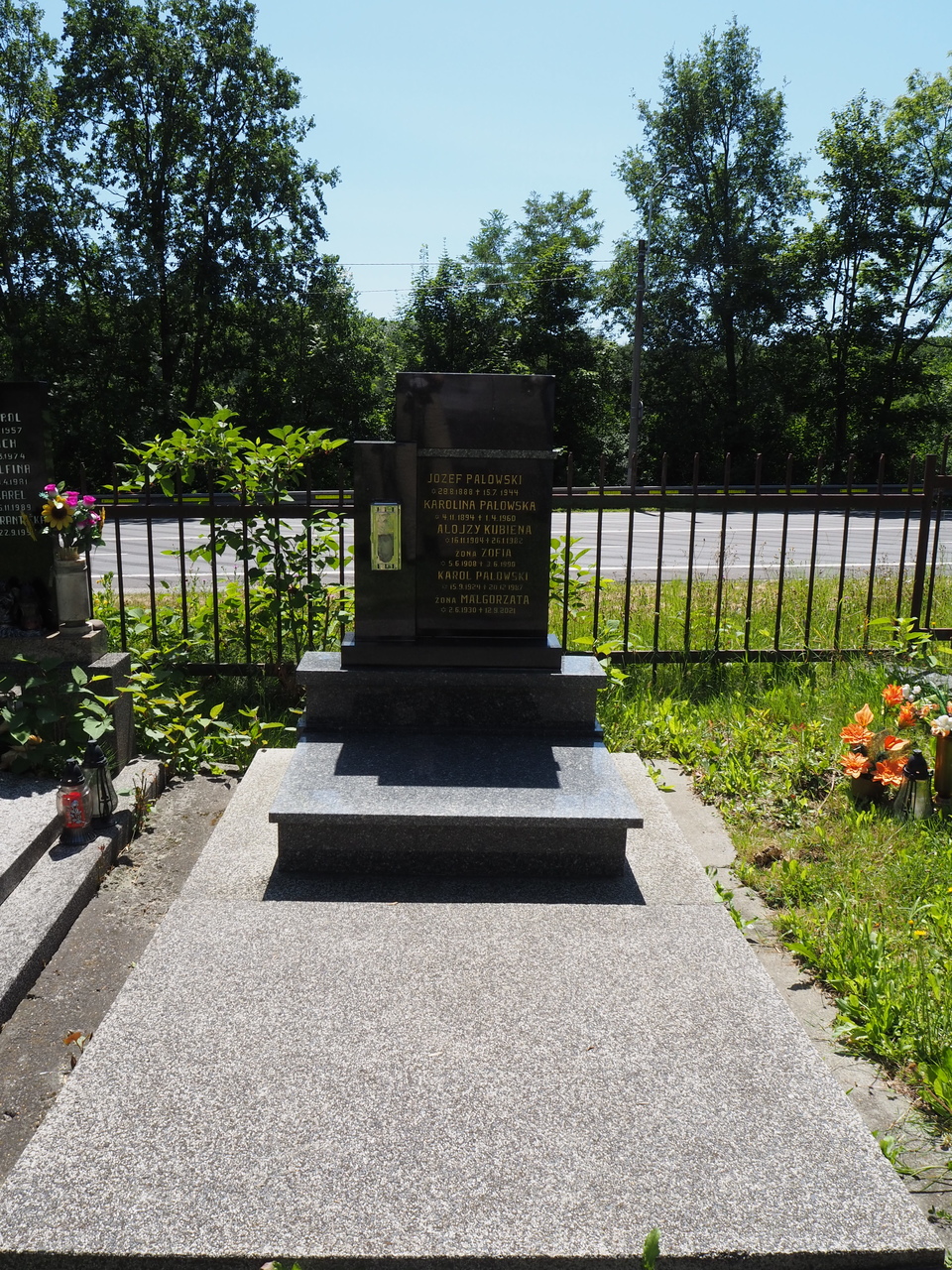Tombstone of the Palowski family and Alojzy and Zofia Kubien, Karviná Důl cemetery, state as of 2022