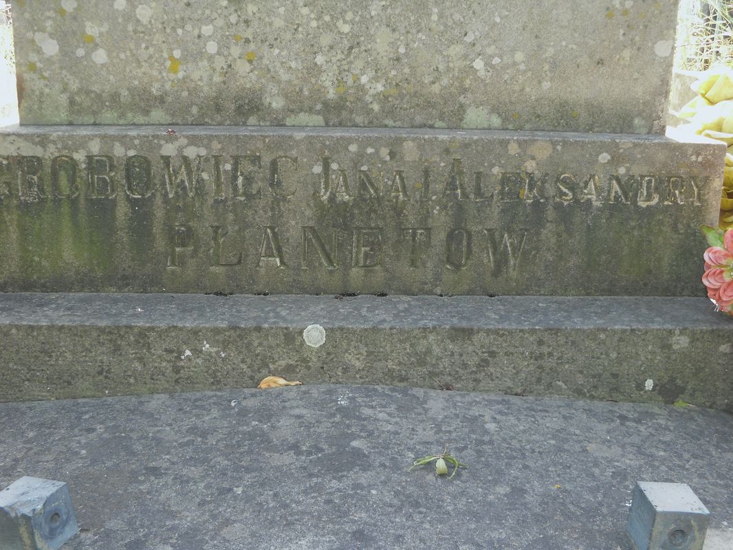 Fragment grobowca Aleksandry i Jana Płanetów, cmentarz w Tarnopolu, stan z 2016 r.