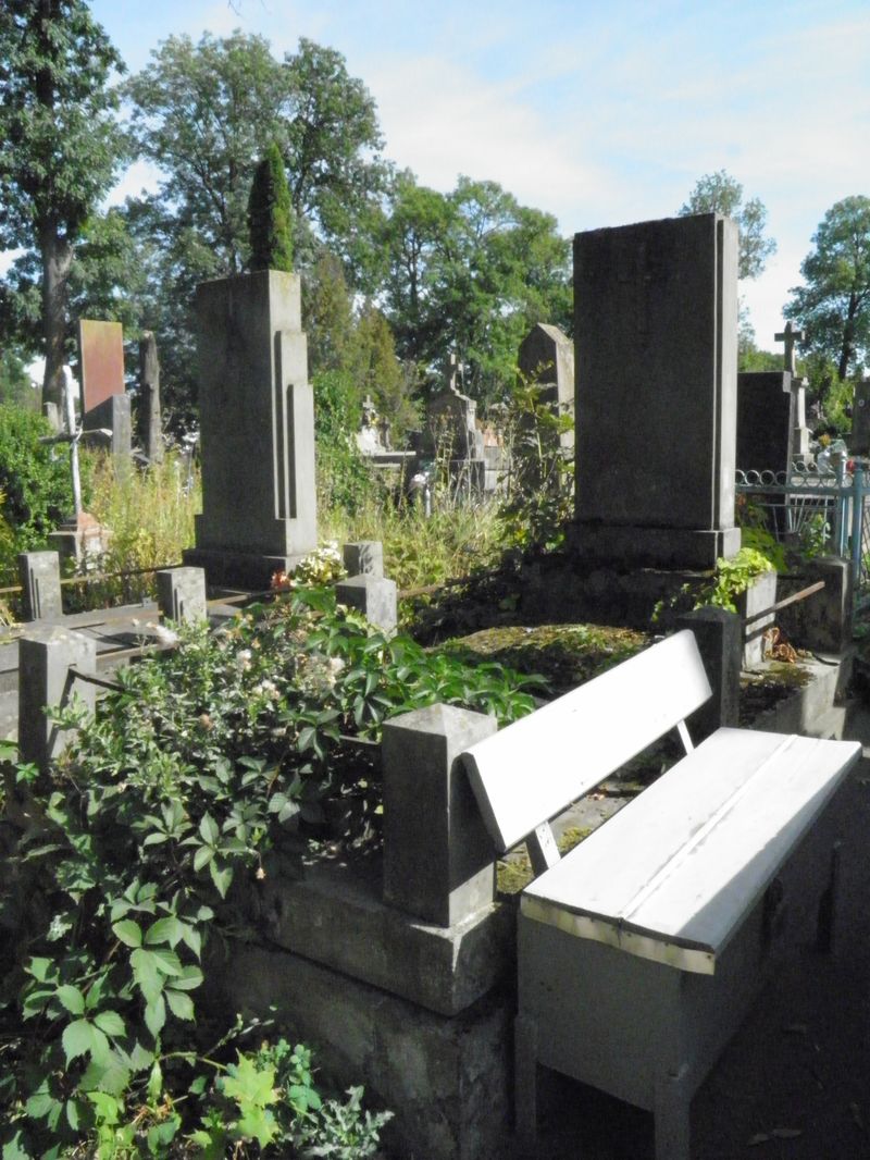 Tomb of the Bednarski family, Ternopil cemetery, as of 2016.