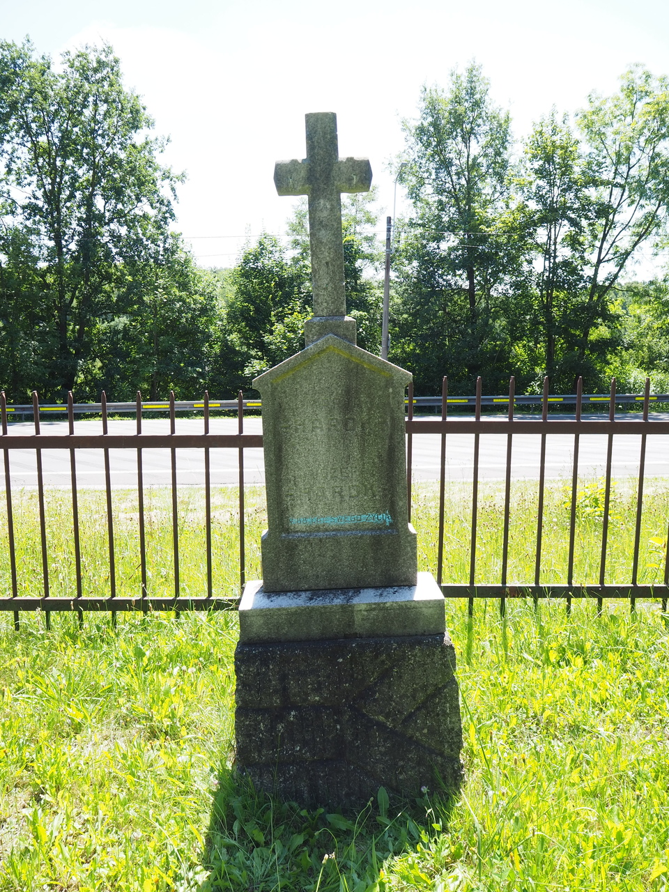 Fragment nagrobka Marii i Józefa Haroków, cmentarz w Karwinie Doły, stan z 2022 roku