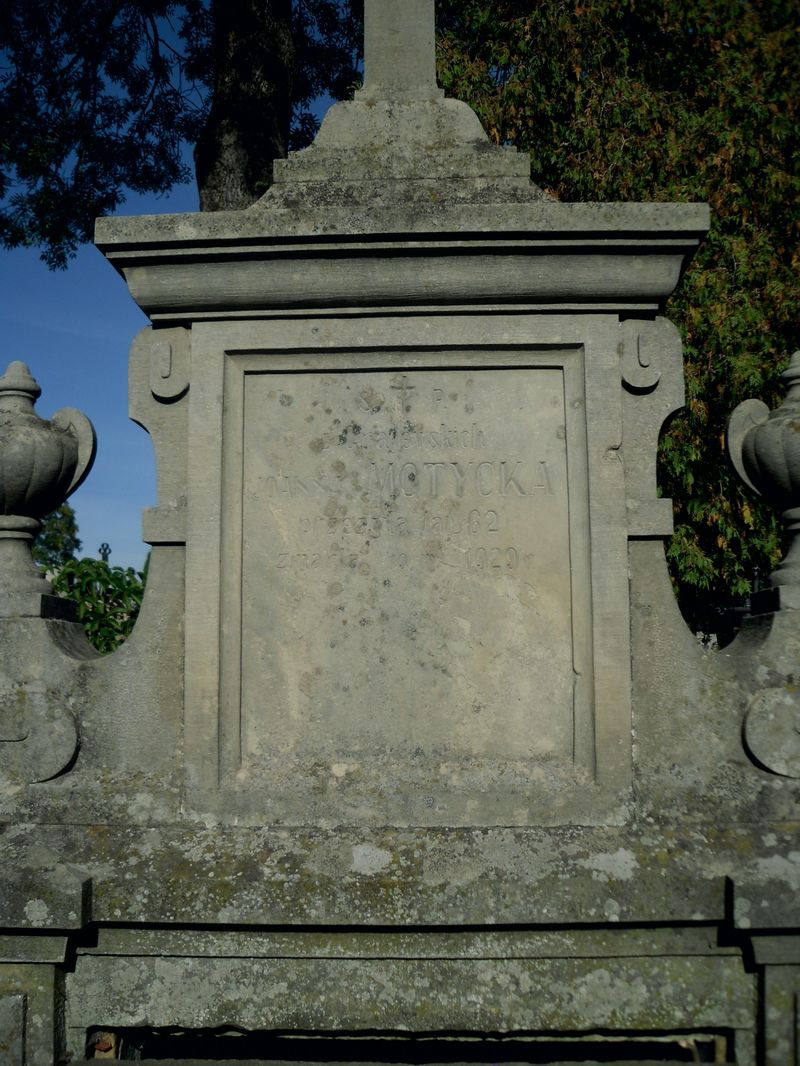 Fragment grobowca Bronisława Grajewskiego, Joanny i Tomasza Motyckich oraz Karola Sadowskiego, cmentarz w Tarnopolu, stan z 2016 r.