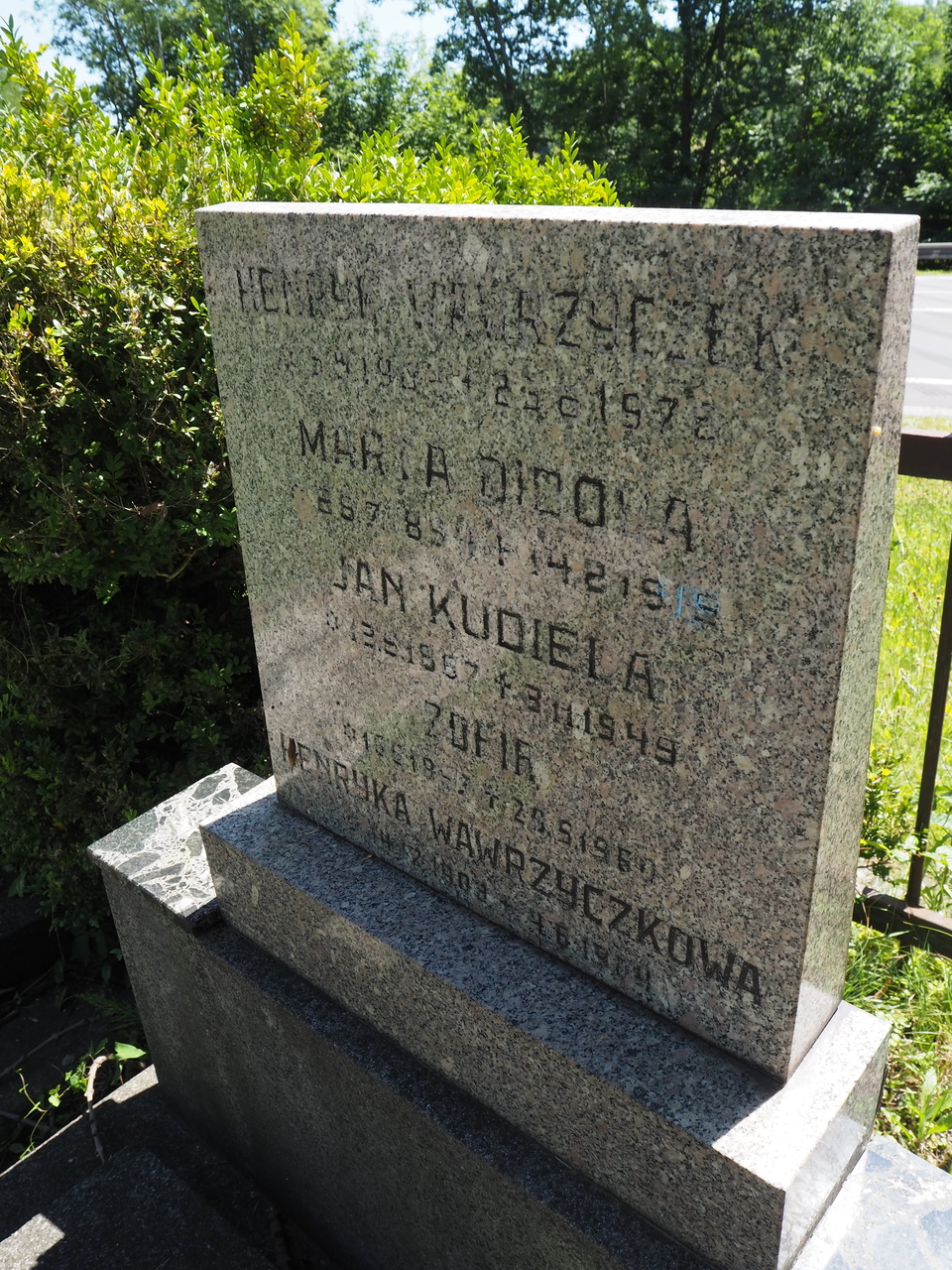 Fragment nagrobka Henryka i Henryki Wawrzyczków, cmentarz w Karwinie Doły, stan z 2022 roku