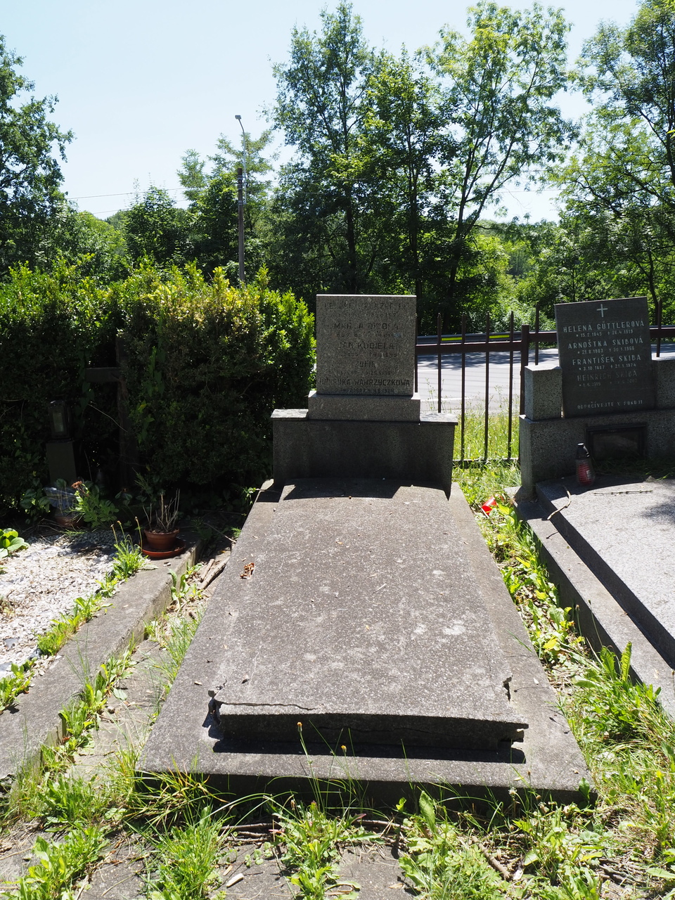 Nagrobek Henryka i Henryki Wawrzyczków, cmentarz w Karwinie Doły, stan z 2022 roku