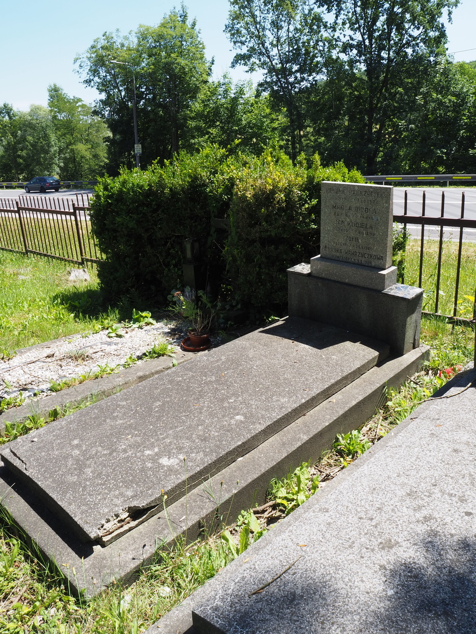 Tombstone of Henrik and Henrikka Wawrzyczek, cemetery in Karviná Doły, state from 2022
