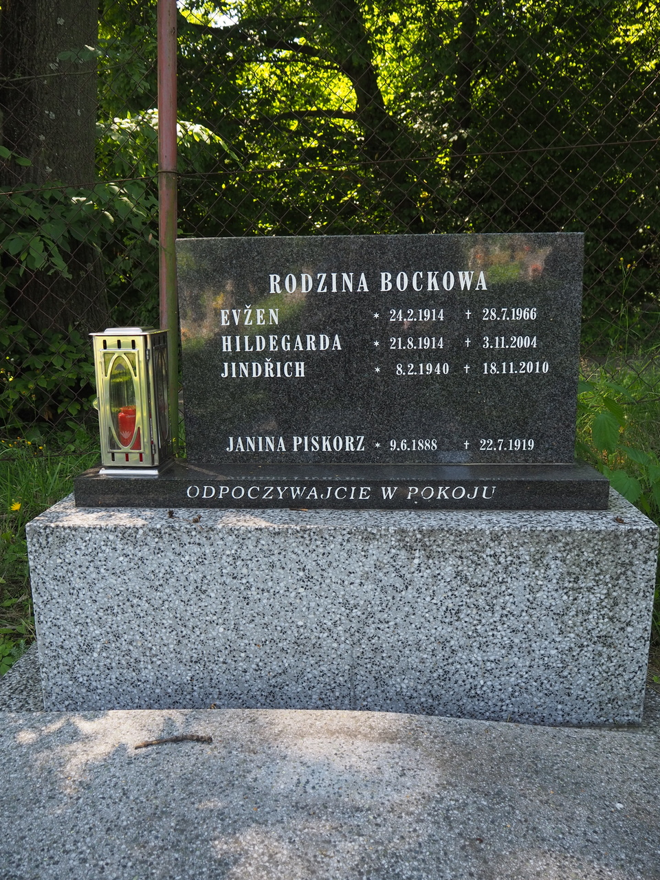 Nagrobek Janiny Piskorz i rodziny Bockowej, cmentarz w Karwinie Doły, stan z 2022 roku