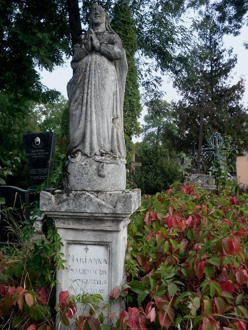 Tombstone of Marianna Yuskevich, Ternopil cemetery, as of 2016