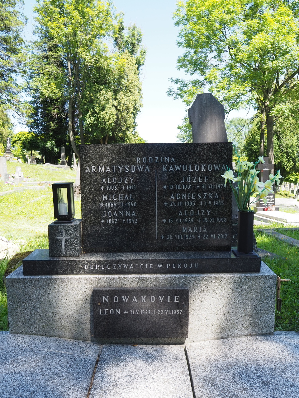 Fragment nagrobka rodziny Armatysowej i Kawulokowej, cmentarz w Karwinie Doły, stan z 2022 roku