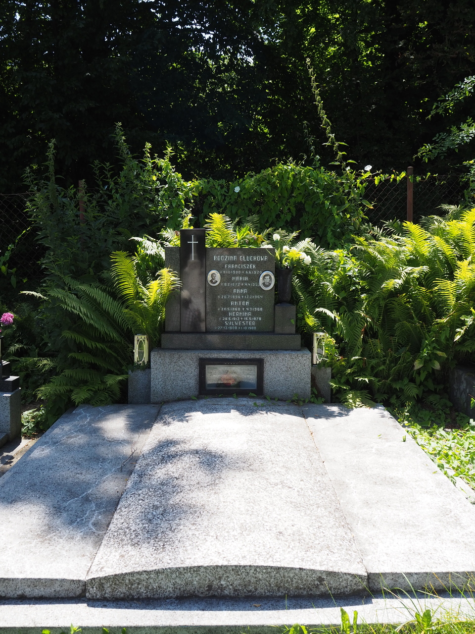 Grobowiec rodziny Głuchowej, cmentarz w Karwinie Doły, stan z 2022 roku