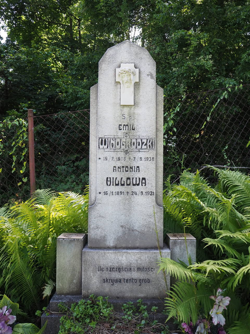 Fragment nagrobka Antoniny Hillow i Emila Winogrodzkiego, cmentarz w Karwinie Doły, stan z 2022 roku