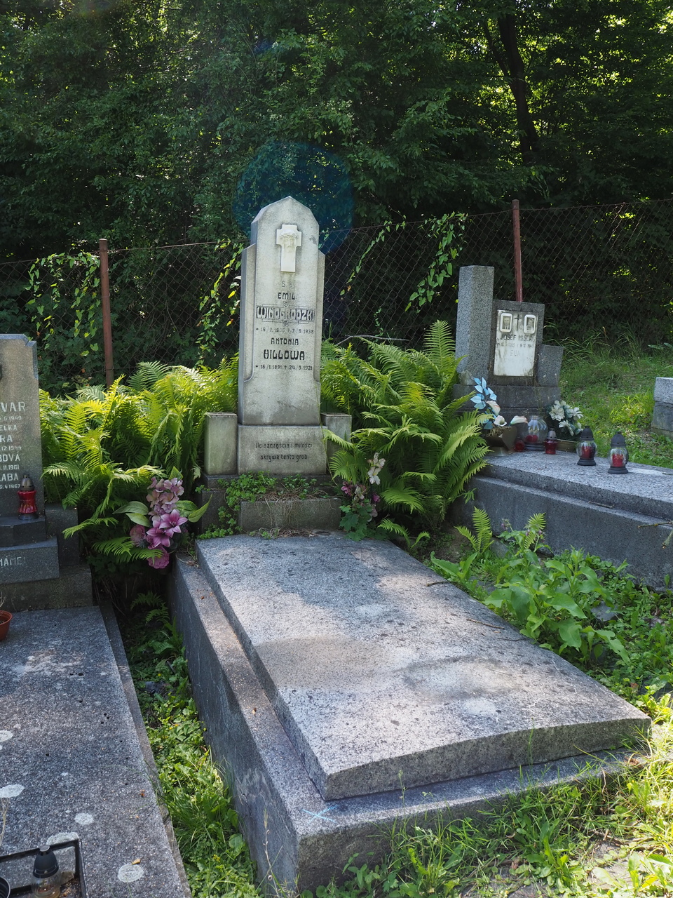 Nagrobek Antoniny Hillow i Emila Winogrodzkiego, cmentarz w Karwinie Doły, stan z 2022 roku