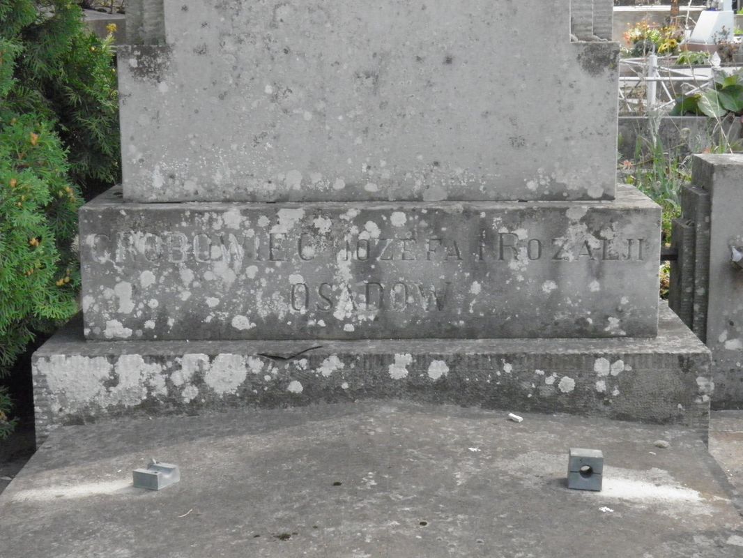 Fragment grobowca Rozalii i Józefa Osadów, cmentarz w Tarnopolu, stan z 2016 r.