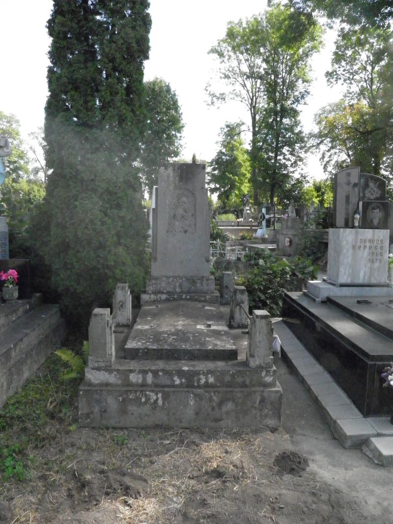 Grobowiec Rozalii i Józefa Osadów, cmentarz w Tarnopolu, stan z 2016 r.