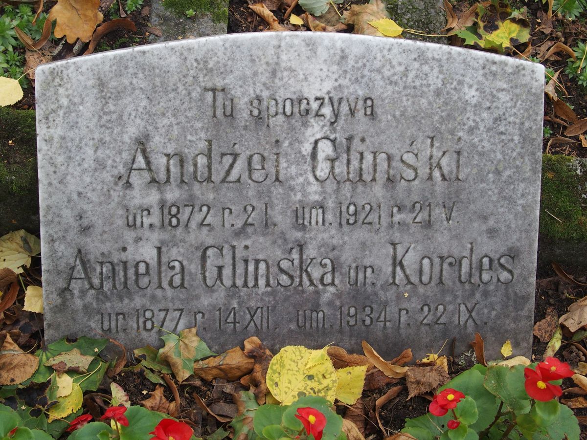 Inscription from the gravestone of Aniela Glinska and Andrzej Glinski, St Michael's cemetery in Riga, as of 2021.