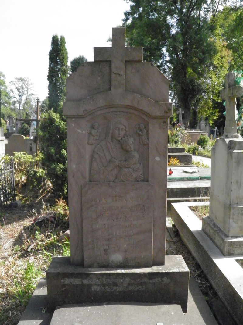 Fragment grobowca Jana Jennera i Zofii Koleszy, cmentarz w Tarnopolu, stan z 2016 r.