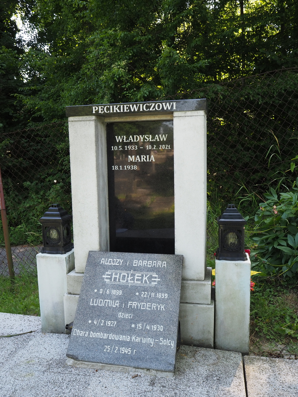 Fragment grobowca rodziny Pęcikiewiczów i Hołek, cmentarz w Karwinie Doły, stan z 2022 roku