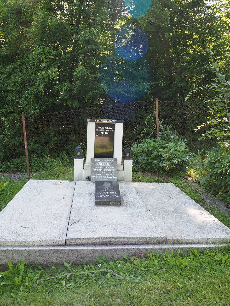 Grobowiec rodziny Pęcikiewiczów i Hołek, cmentarz w Karwinie Doły, stan z 2022 roku