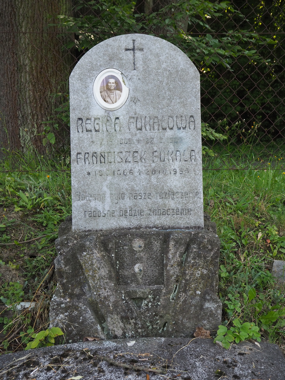 Fragment nagrobka Franciszka i Reginy Fukałów, cmentarz w Karwinie Doły, stan z 2022 roku