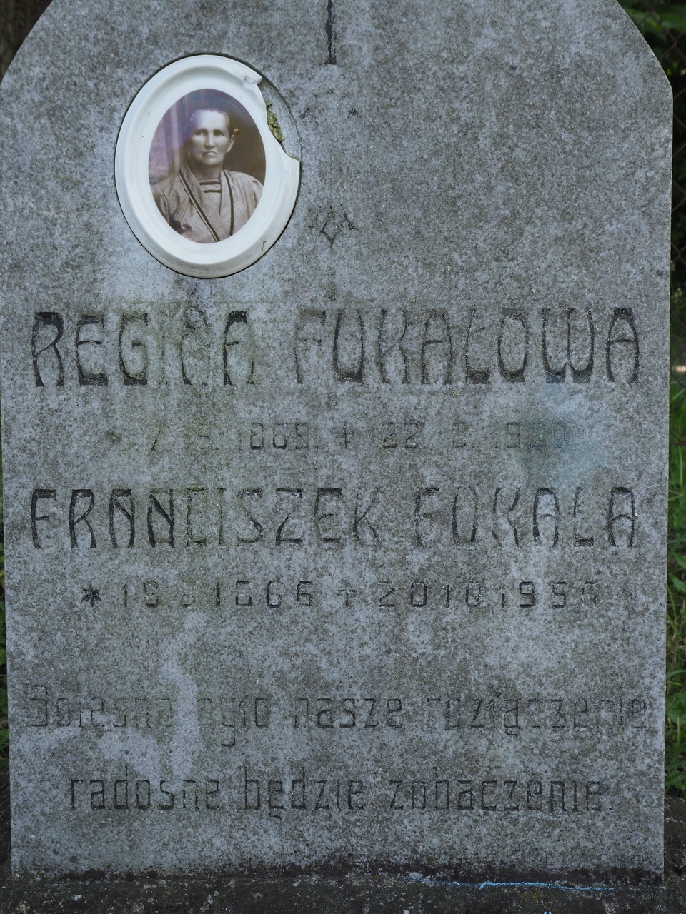 Fragment nagrobka Franciszka i Reginy Fukałów, cmentarz w Karwinie Doły, stan z 2022 roku