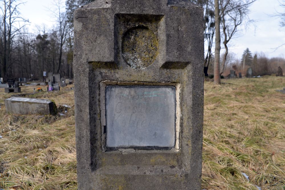 Fragment nagrobka Gustawa Kobieli, cmentarz ewangelicki w Karwinie