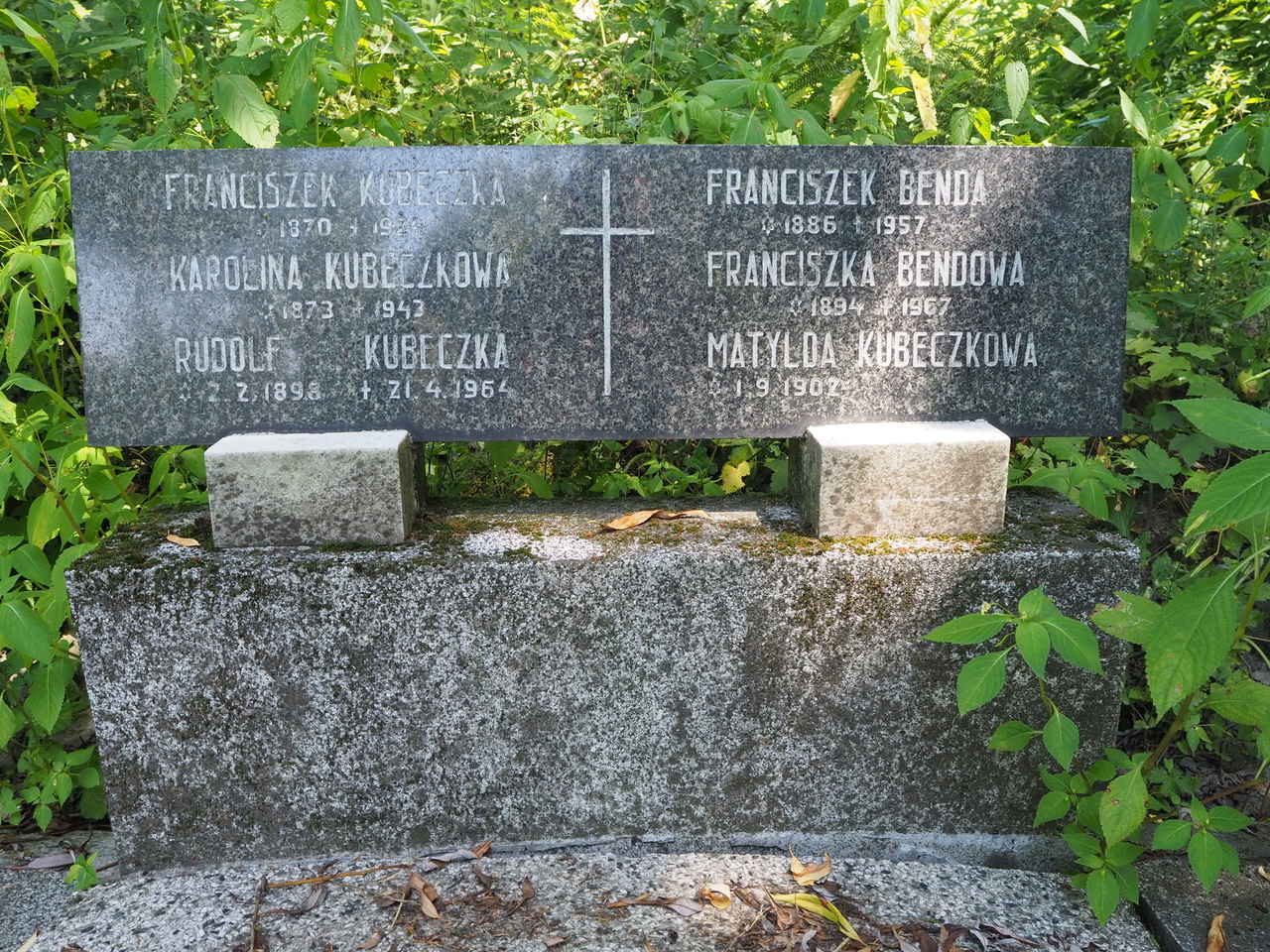 Fragment nagrobka rodziny Kubeczków i Bendów, cmentarz w Karwinie Meksyk, stan z 2022 roku