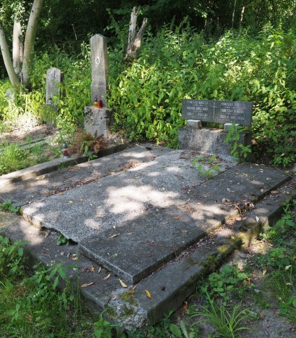 Nagrobek rodziny Kubeczków i Bendów, cmentarz w Karwinie Meksyk, stan z 2022 roku