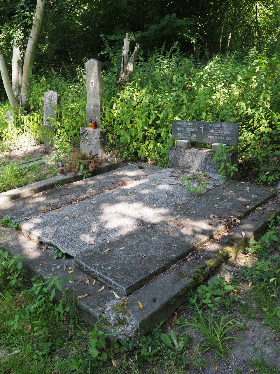 Nagrobek rodziny Kubeczków i Bendów, cmentarz w Karwinie Meksyk, stan z 2022 roku