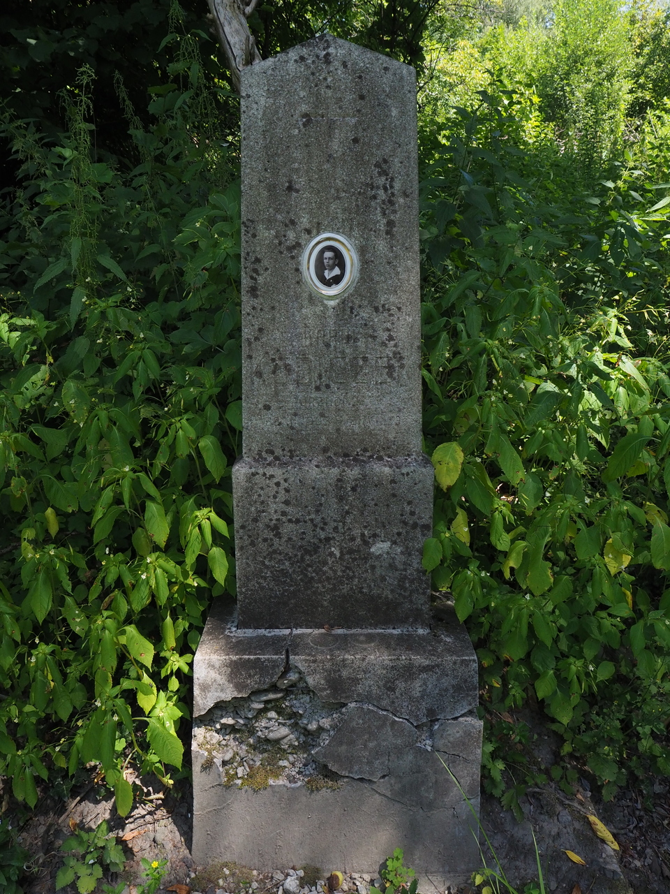 Fragment nagrobka Karola Kubiczka, cmentarz w Karwinie Meksyk, stan z 2022 roku