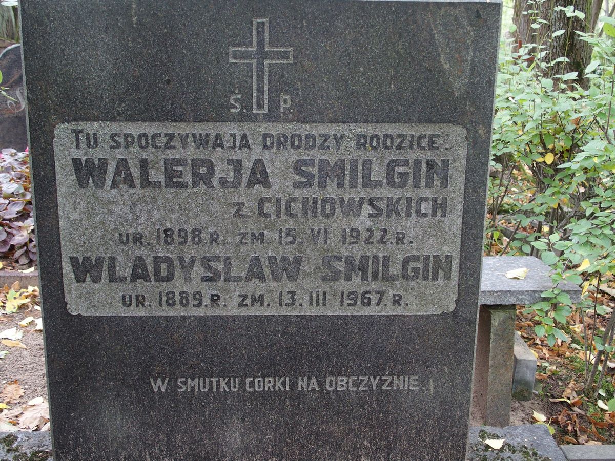 Napis z nagrobka Walerii Smilgin i Władysława Smilgina, cmentarz św. Michała w Rydze, stan z 2021 r.