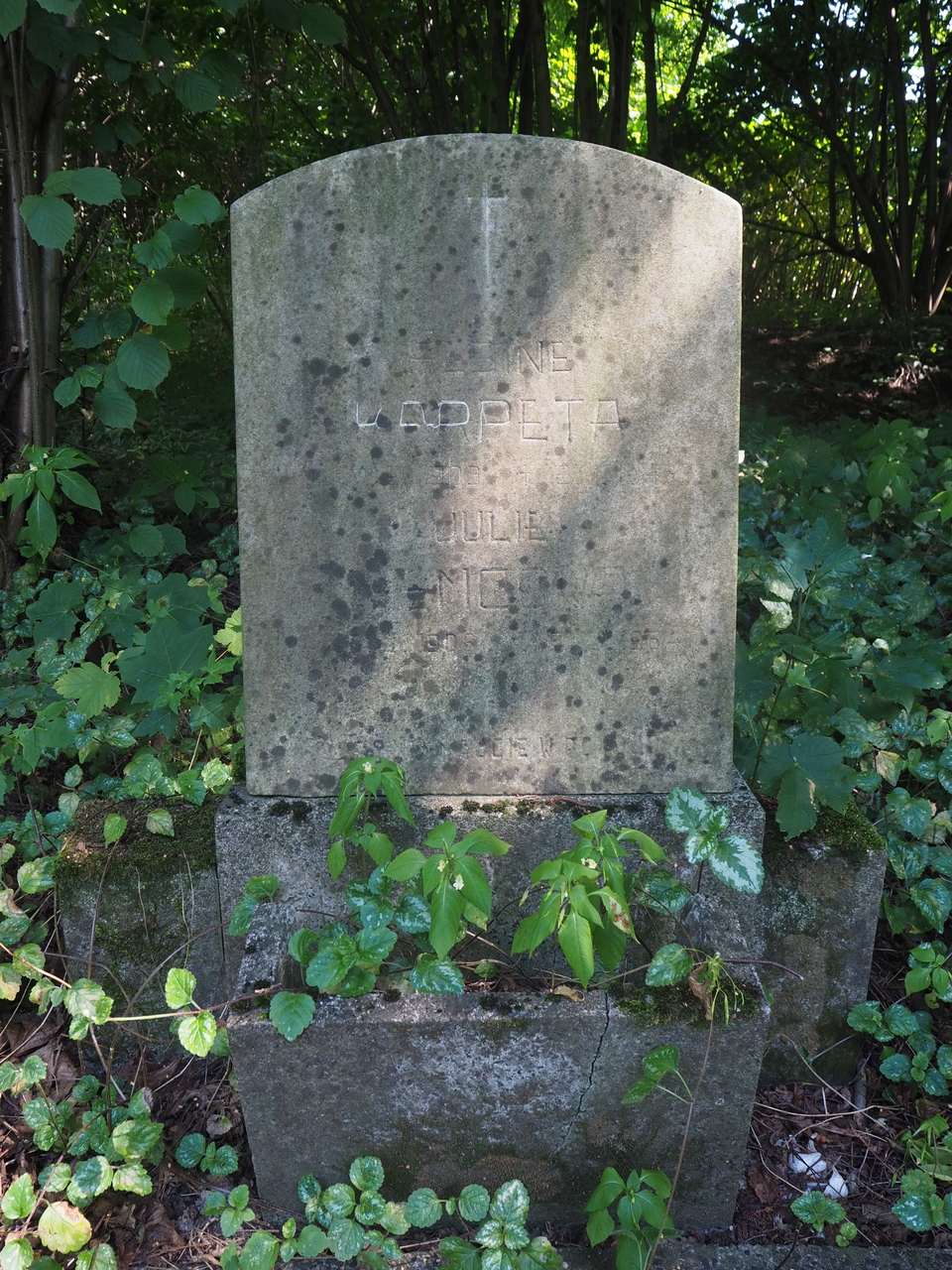 Tombstone of Albina Karpeta and Yulia Nemtsova, cemetery in Karviná Mexico, as of 2022