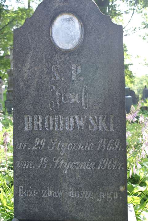 Fragment nagrobka Józefa i Wilhelma Brodowskich, cmentarz na Rossie w Wilnie, stan z 2013 r.