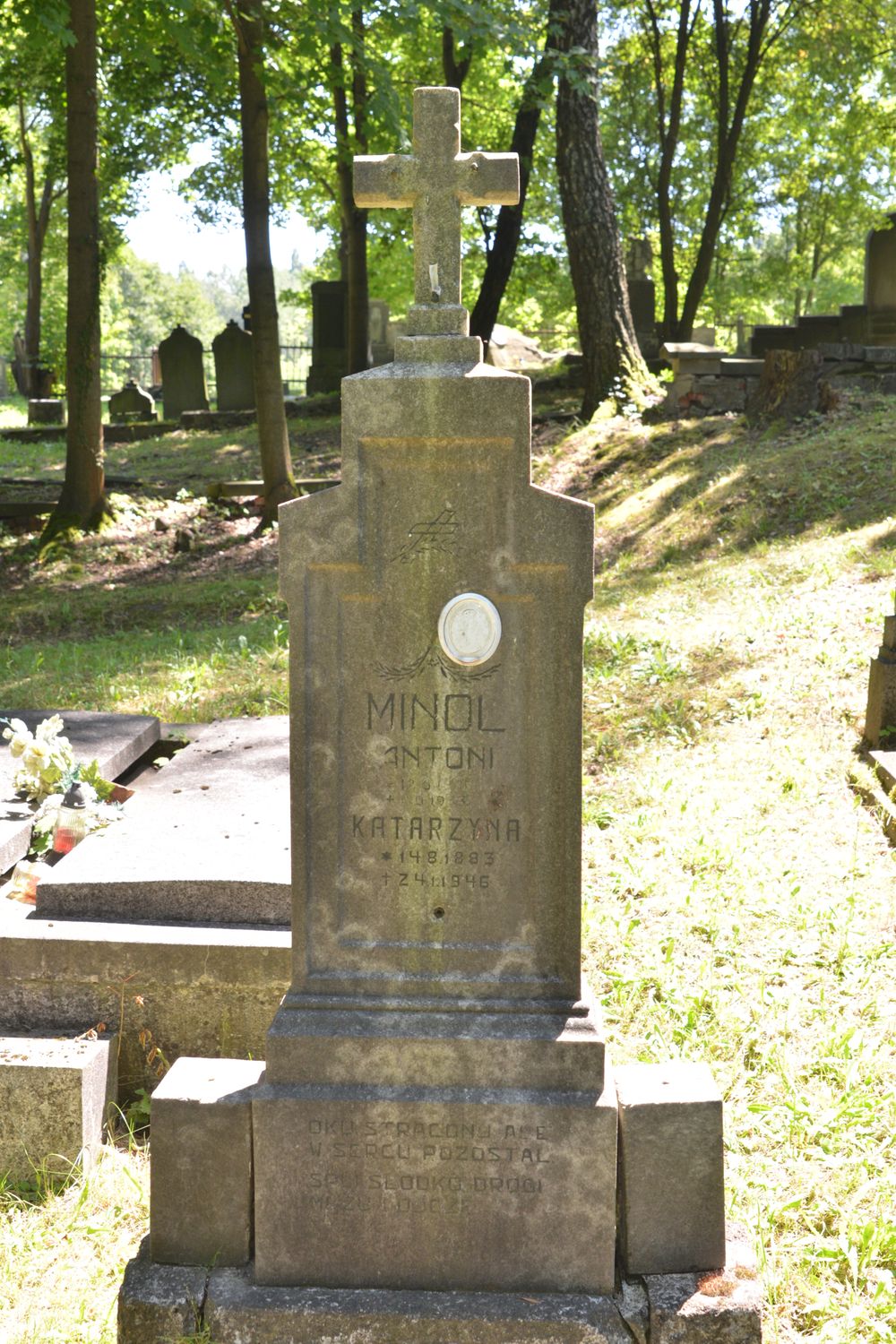 Nagrobek Antoniego i Katarzyny Minolów, cmentarz w Karwinie Dołach