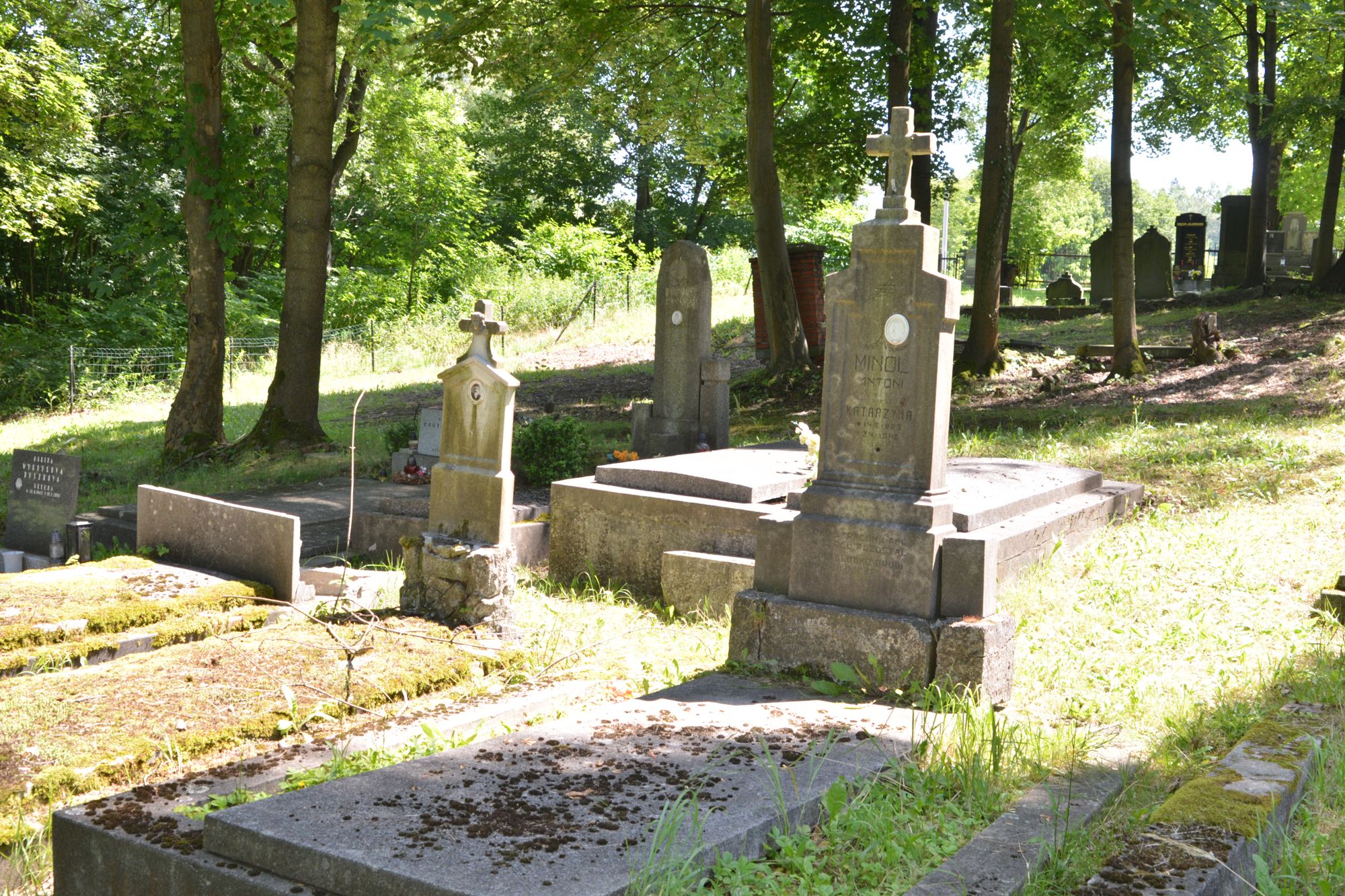 Nagrobek Antoniego i Katarzyny Minolów, cmentarz w Karwinie Dołach