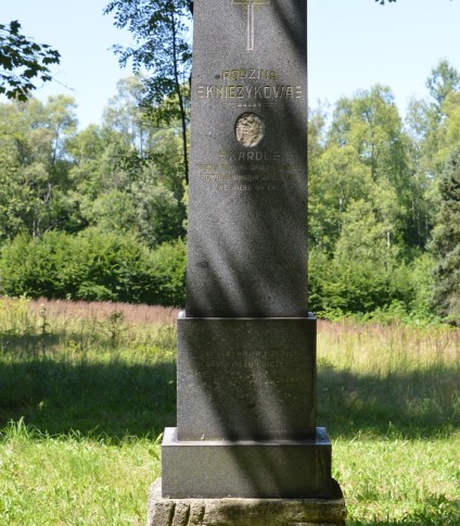 Nagrobek Karola Knieżyka, cmentarz w Karwinie Dołach