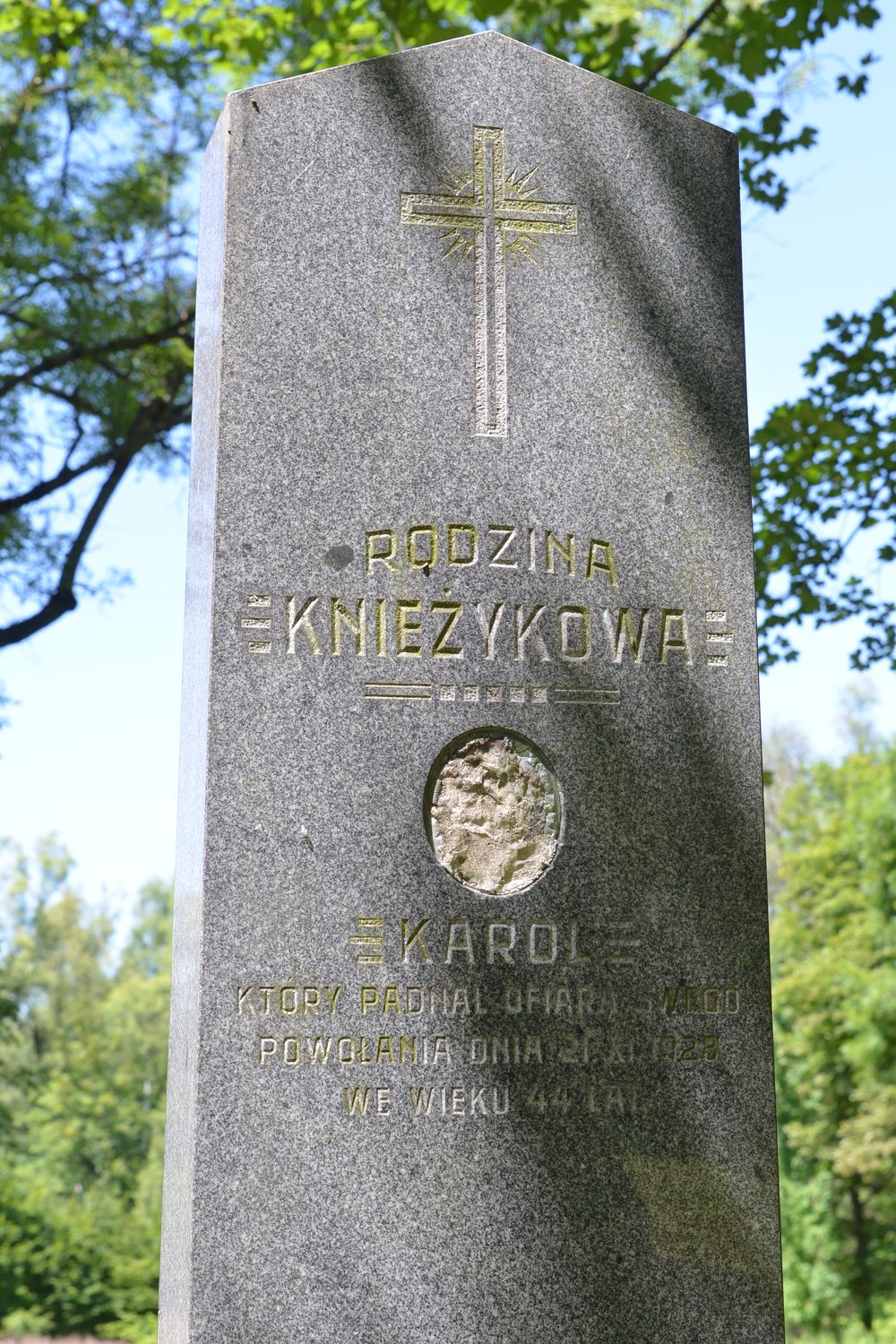 Nagrobek Karola Knieżyka, cmentarz w Karwinie Dołach