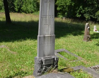 Grobowiec Józefa i Marii Foksów, cmentarz w Karwinie Dołach