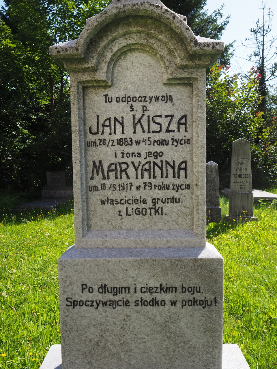 Fragment nagrobka Jana i Marianny Kisza, cmentarz w Ligotce kameralnej, stan z 2022 roku
