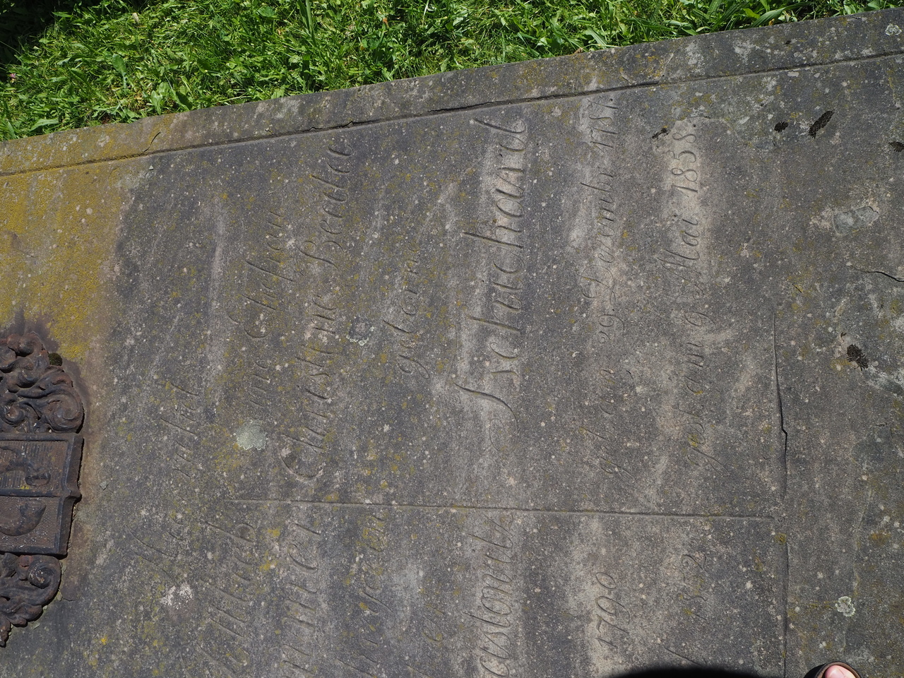 Fragment nagrobka Johanna i Christine Gottlieb, cmentarz w Ligotce kameralnej, stan z 2022 roku