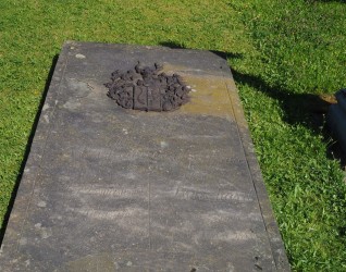 Nagrobek Johanna i Christine Gottlieb, cmentarz w Ligotce kameralnej, stan z 2022 roku