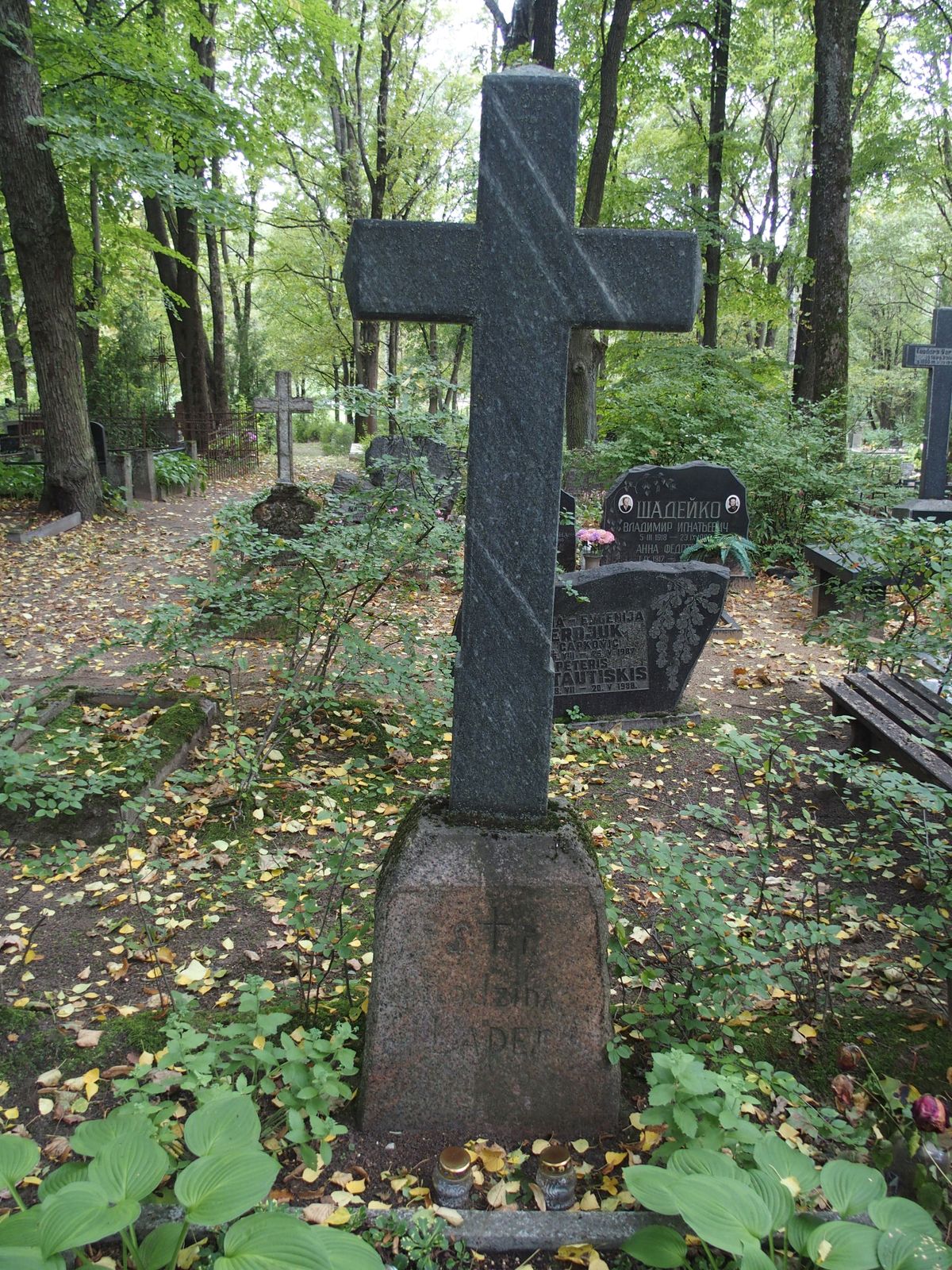 Nagrobek rodziny Laper, cmentarz św. Michała w Rydze, stan z 2021 r.