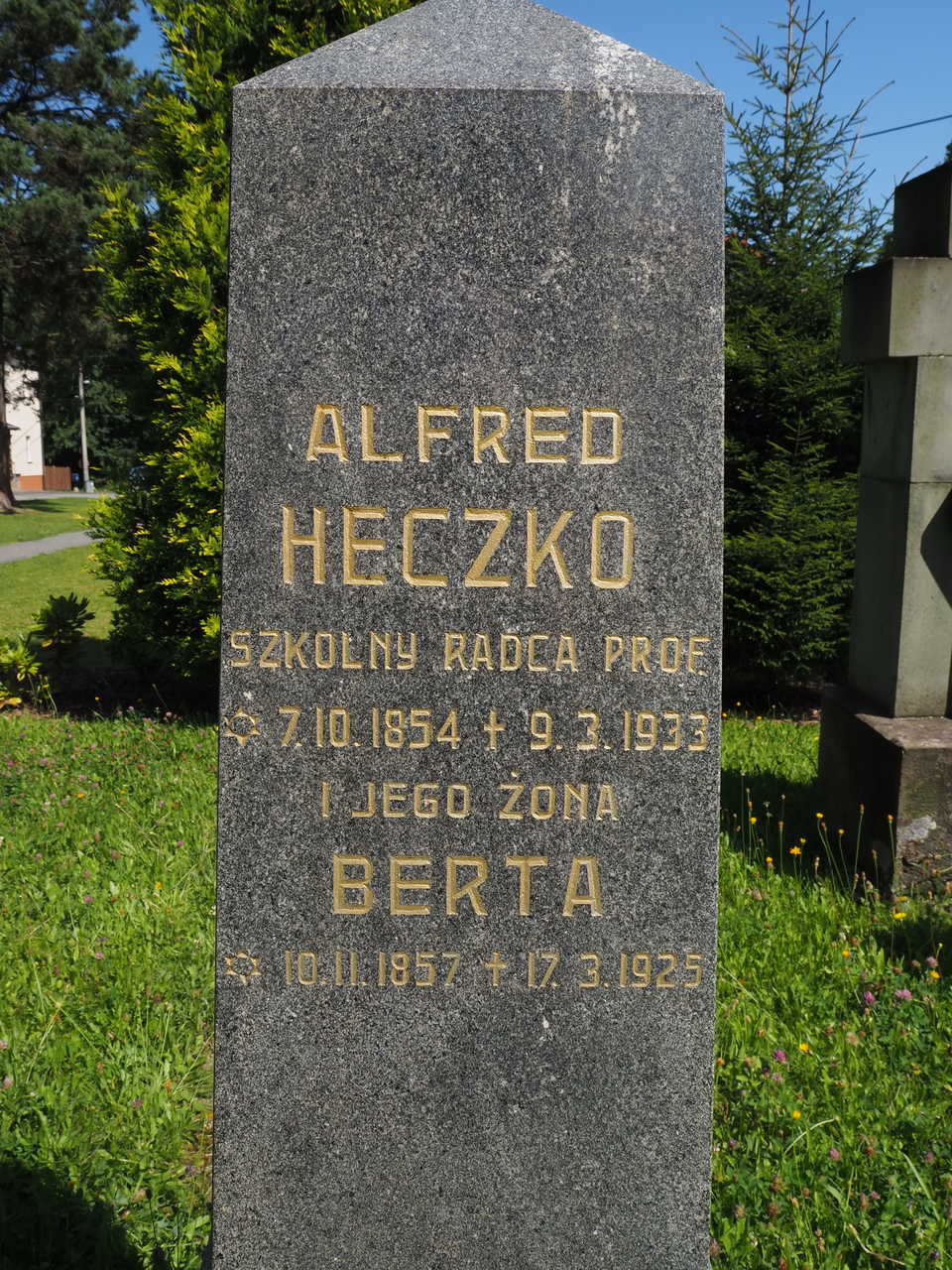 Fragment nagrobka Alfreda i Berty Heczko, cmetarz w Ligotce Kameralnej, stan z 2022 roku