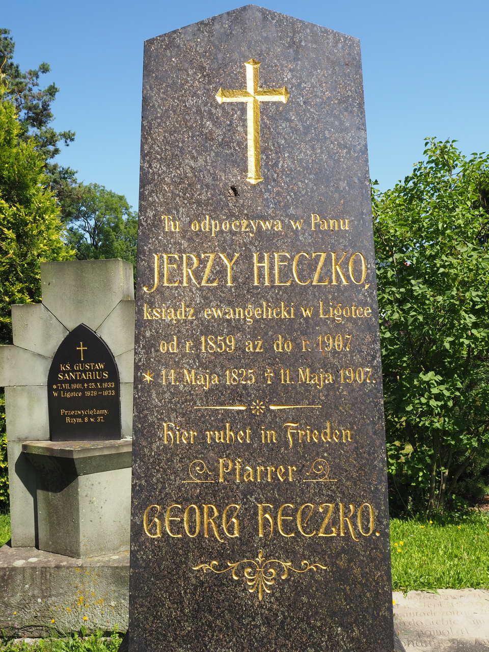 Fragment nagrobka Jerzego Heczko, cmentarz w Ligotce Kameralnej, stan z 2022 roku