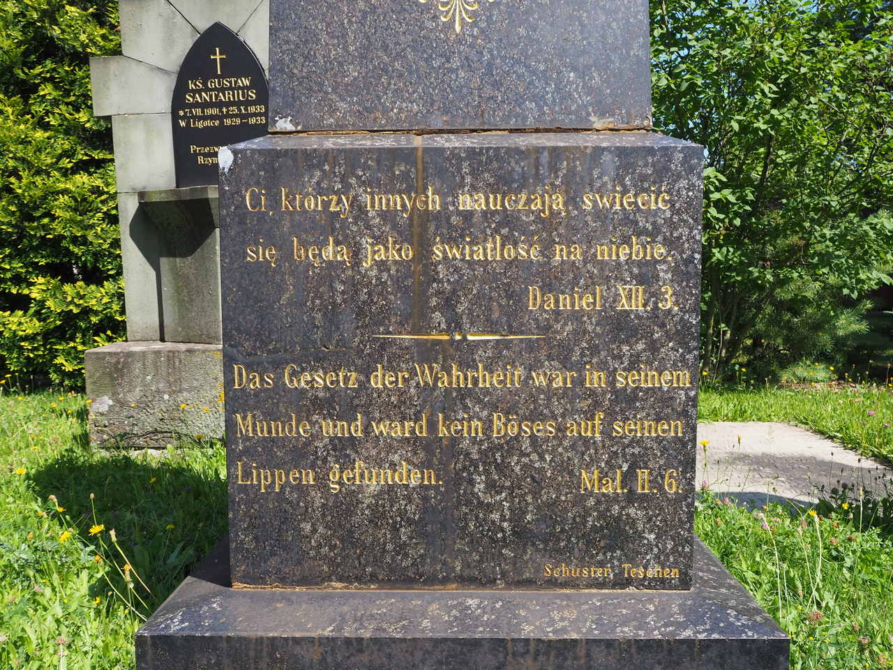 Fragment nagrobka Jerzego Heczko, cmentarz w Ligotce Kameralnej, stan z 2022 roku