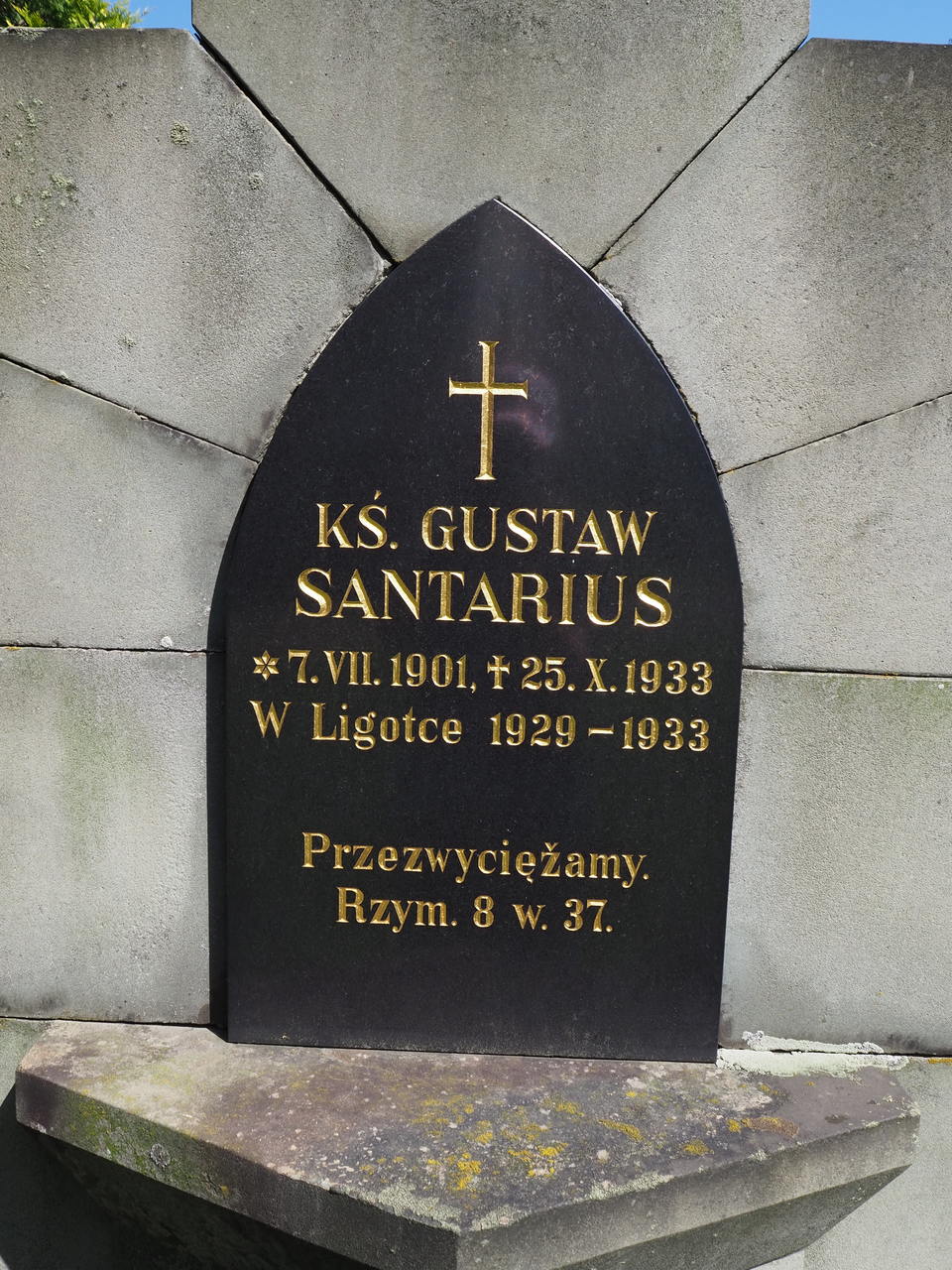 Fragment nagrobka Gustawa Santariusa, cmentarz w Ligotce Kameralnej, stan z 2022 roku
