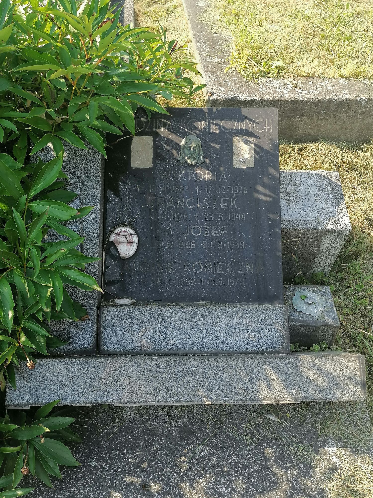 Tombstone of the Konieczny family, Karviná Doły cemetery, state 2022