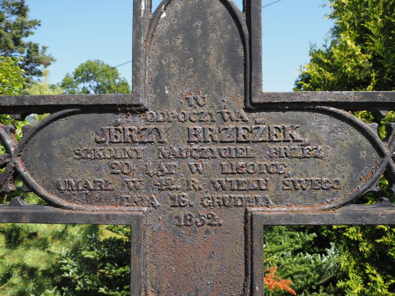 Fragment nagrobka Jerzego Brzeżka, cmentarz w Ligotce Kameralnej, stan z 2022 roku