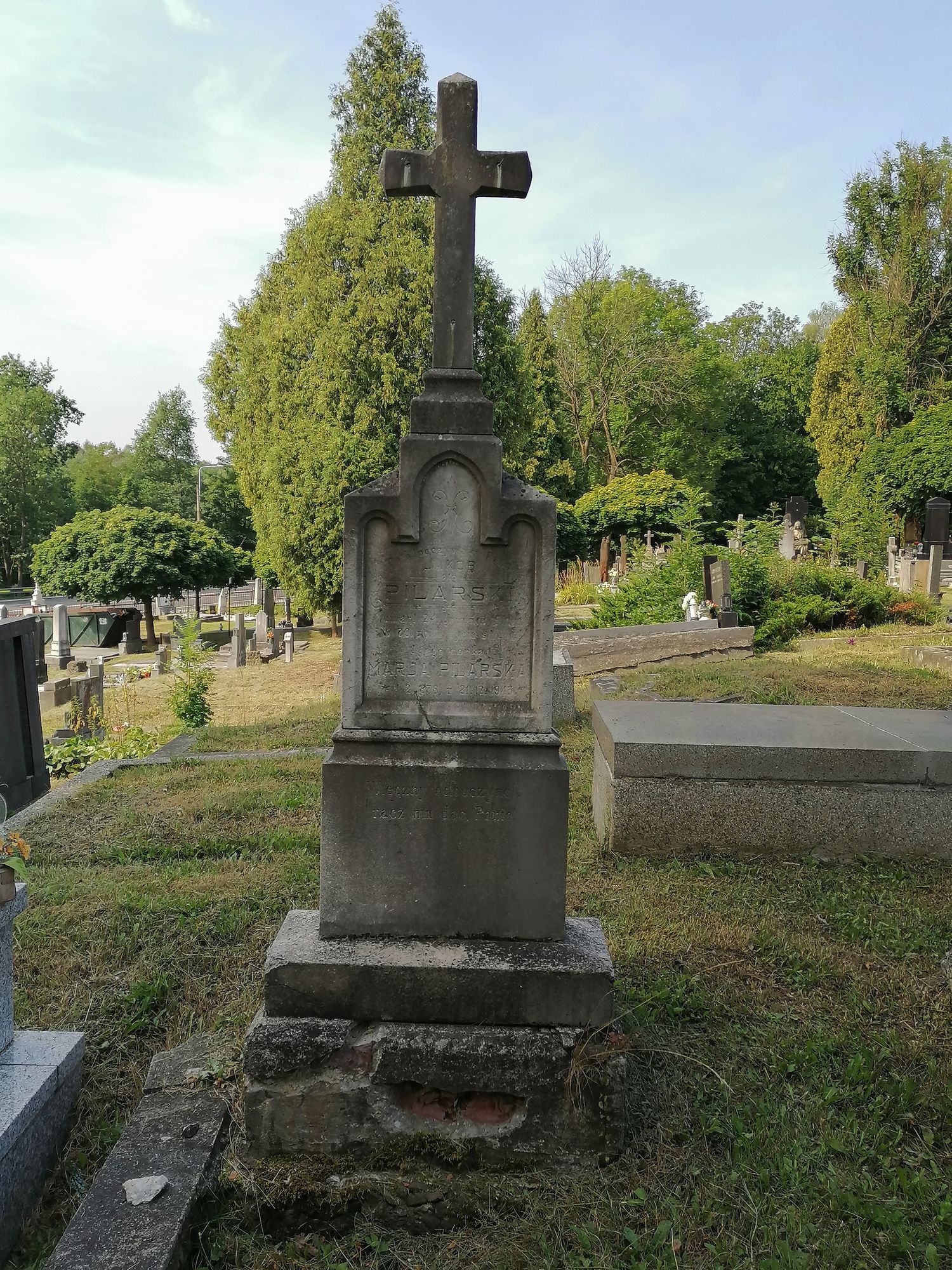 Nagrobek Jakuba i Marii Pilarskich, cmentarz w Karwinie Dołach, stan 2022