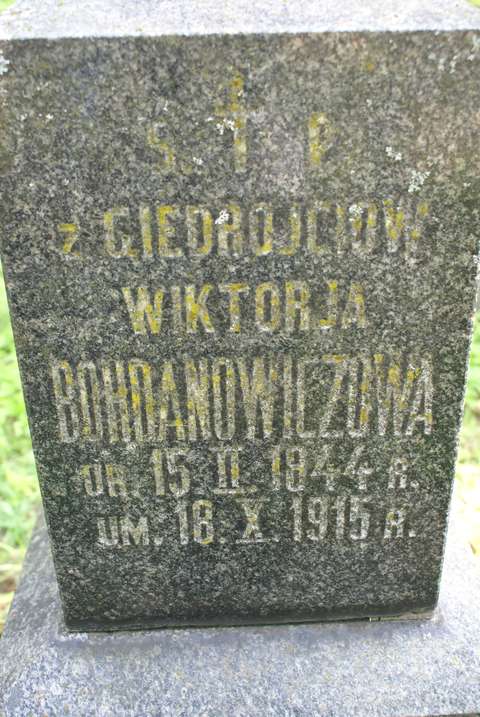 Fragment nagrobka Wiktorii Bohdanowiczowej, Eweliny i Ludwiki Brodowskich, cmentarz na Rossie w Wilnie, stan z 2013 r.