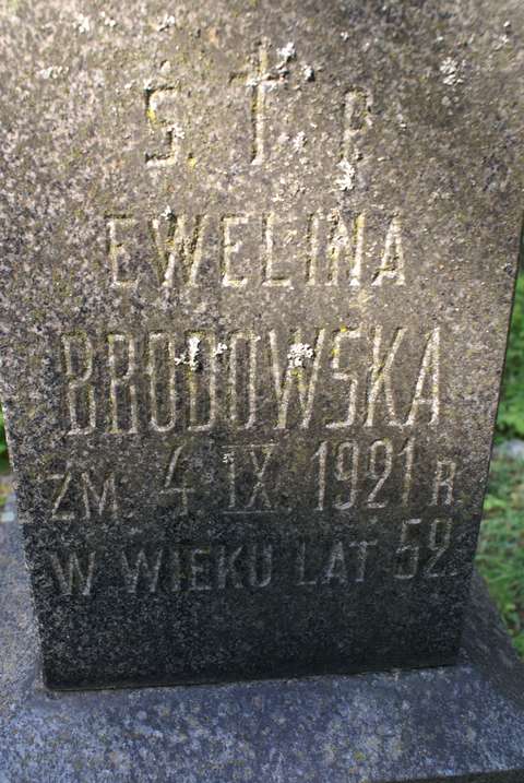 Fragment nagrobka Wiktorii Bohdanowiczowej, Eweliny i Ludwiki Brodowskich, cmentarz na Rossie w Wilnie, stan z 2013 r.