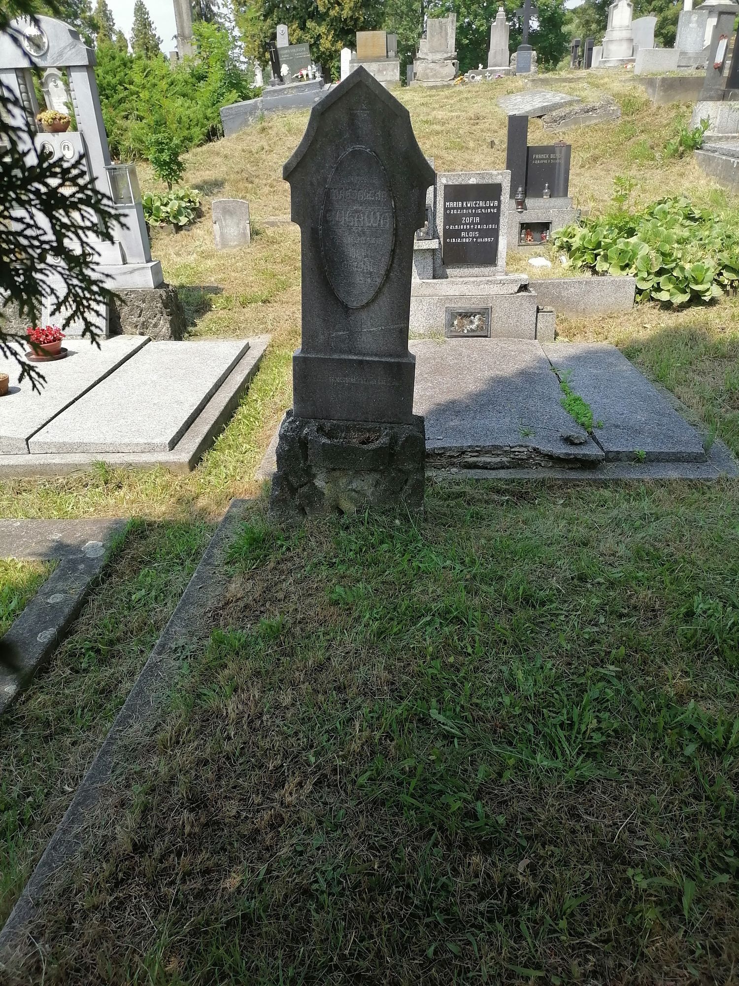 Nagrobek Magdaleny i Antoniego Goławy, cmentarz w Karwinie Dołach, stan z 2022